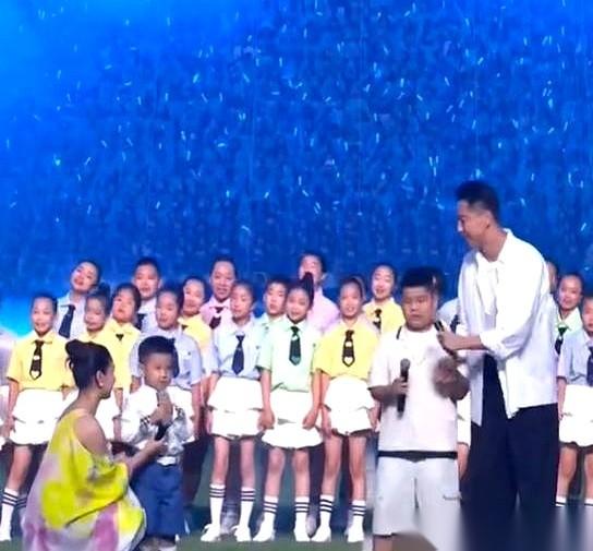 王雷和李小萌带着俩儿子登台，聚光灯“唰”地打下来，音乐也响了，本来是其乐融融的合