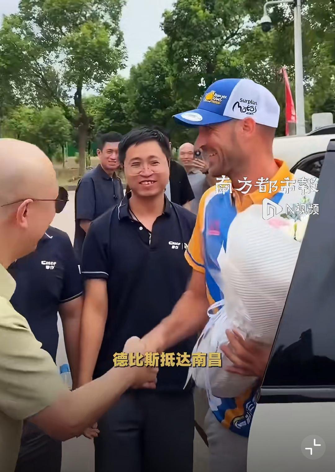 德比斯来了，虽然出发前发了个视频说要拜会张雪和牙哥，但是这是在中国行行程官宣多天