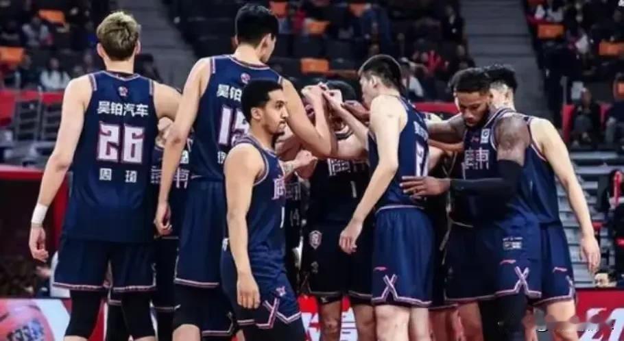 广东宏远10人合同到期，5留5离？
1.胡明轩：必须留队，加薪续约
2.张明池：