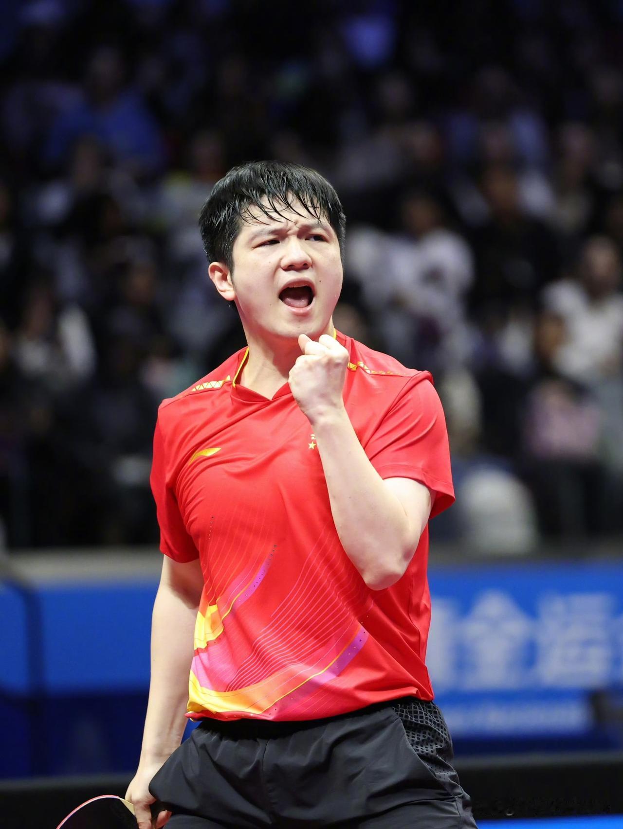 11月18日，乒乓球功勋教练吴敬平发文夸赞樊振东，并晒出当年樊振东与梁靖崑的对练