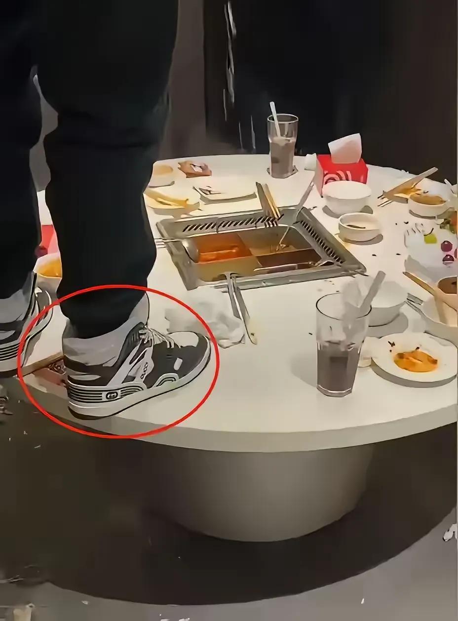 海底捞撒尿事件，有律师分析这类行为涉嫌寻衅滋事，最高可拘15天、罚1000元。