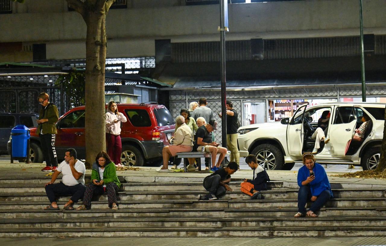 一觉醒来，委内瑞拉地震遇难人数一下攀升到了235人。

当地时间6月25日晚，委