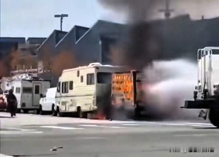 看看消防车灭火速度，再看看洒水车的灭火速度有多快，值得反思一下。灭火洒水车