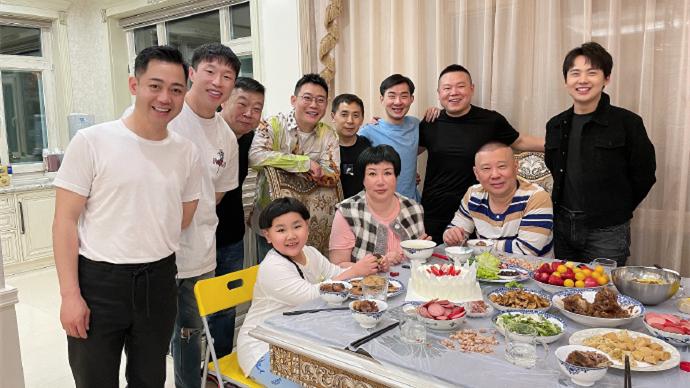 郭德纲开始回击小黑粉了，而回击的方式比较特别，在直播间回应一些流传已久的争议和谣