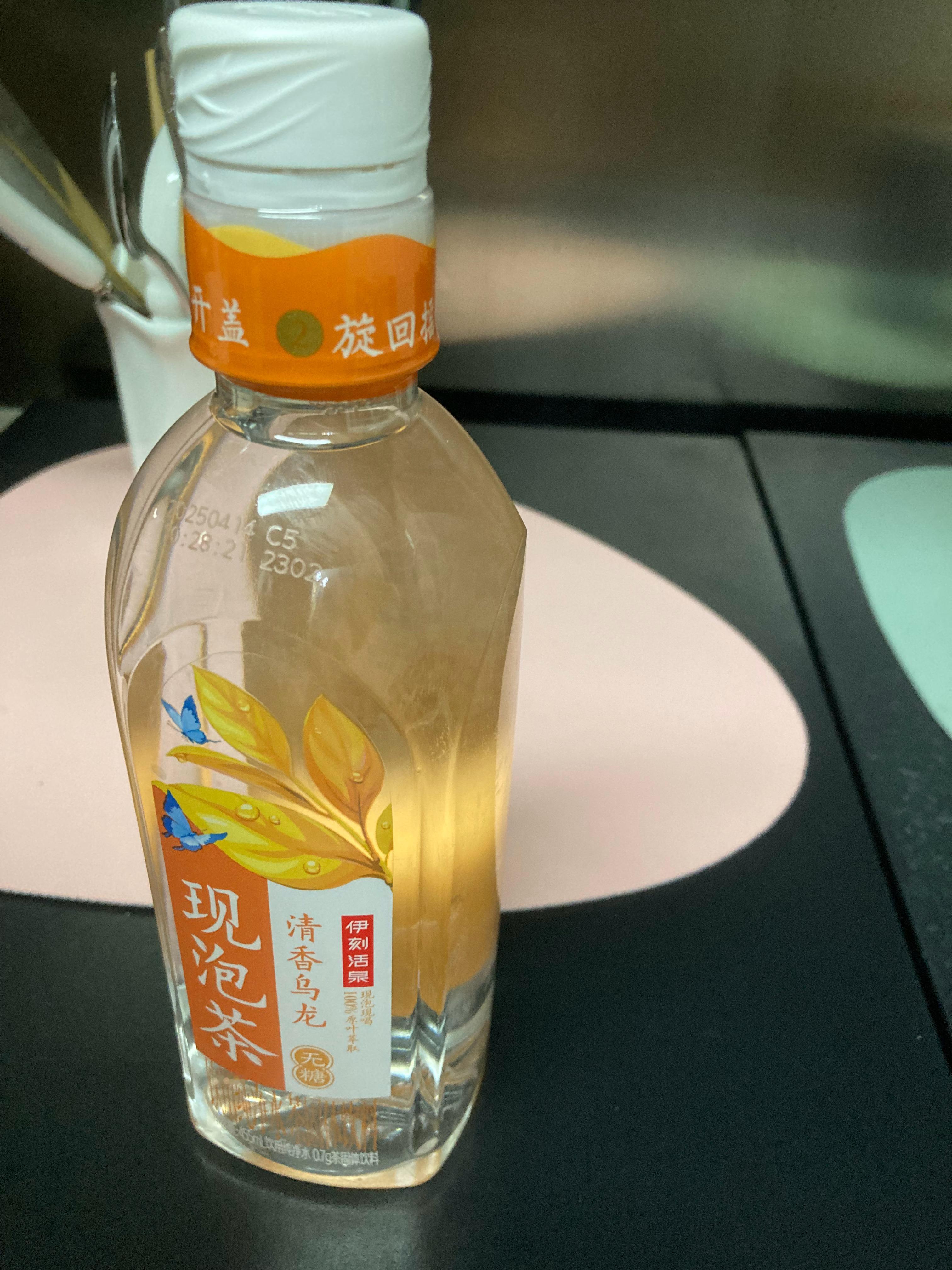 未开启时是一瓶白水，瓶盖下藏有茶粉，拧开瓶盖就会释放茶粉落入水中，如此「现泡」[