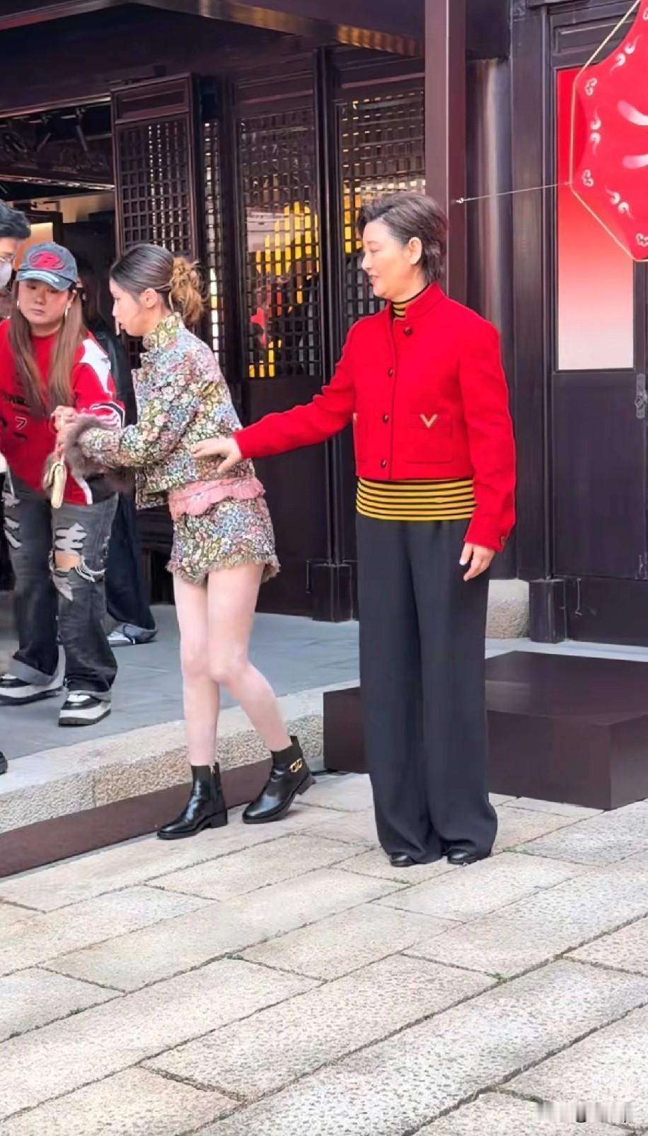 估计当时徐帆心里很不舒服
16日这天在上海参加某活动的时候
徐帆一直想拉住干女儿