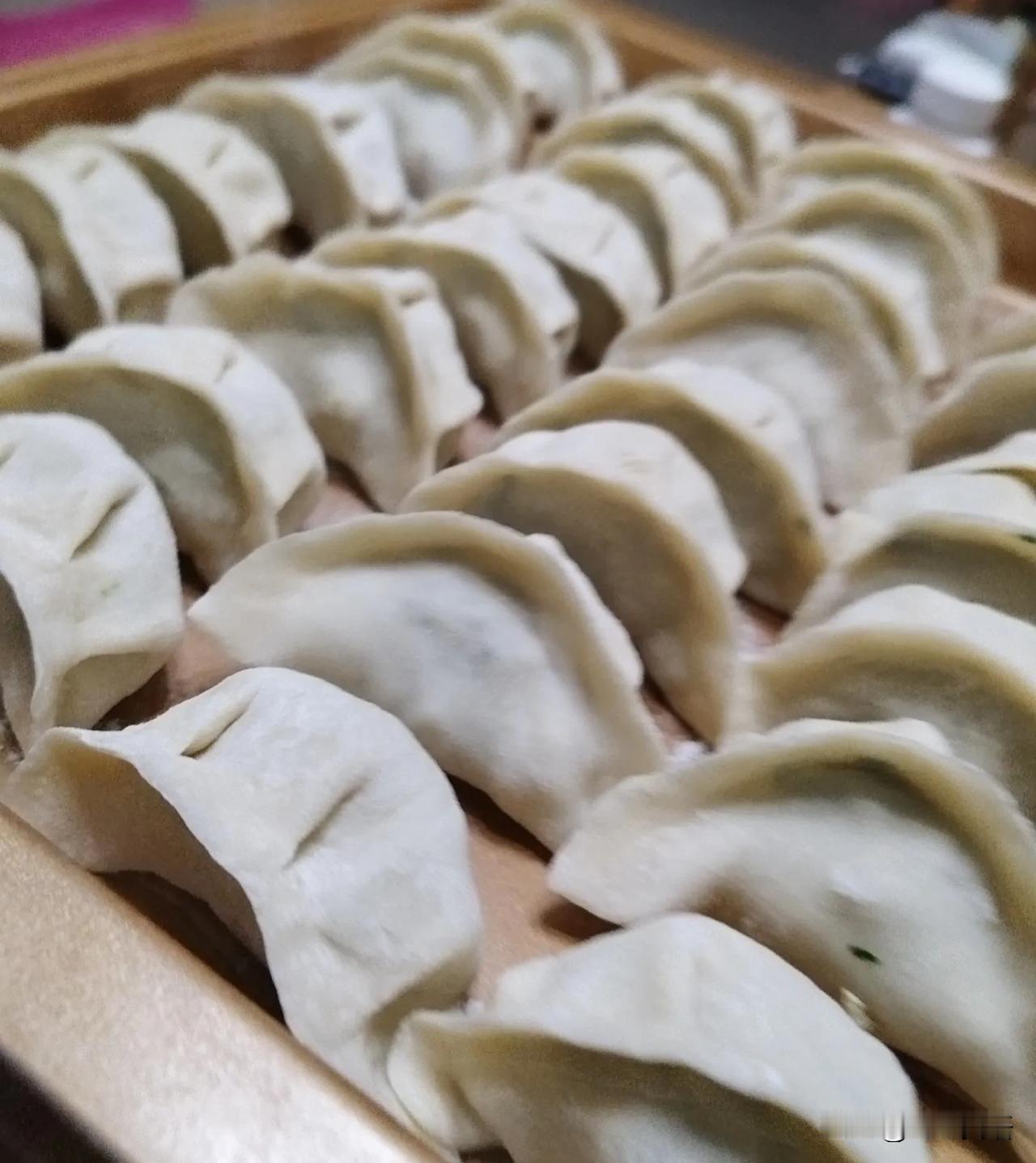 又吃饺子了，邻居早就提意见了，你家咋滴三天两头吃饺子呀[捂脸]
我说，岂止饺子，