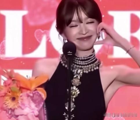 反差感拉满！田曦薇斩获亚洲内容大赏人气奖，台上甜妹片场巾帼。
亚洲内容大赏落幕，