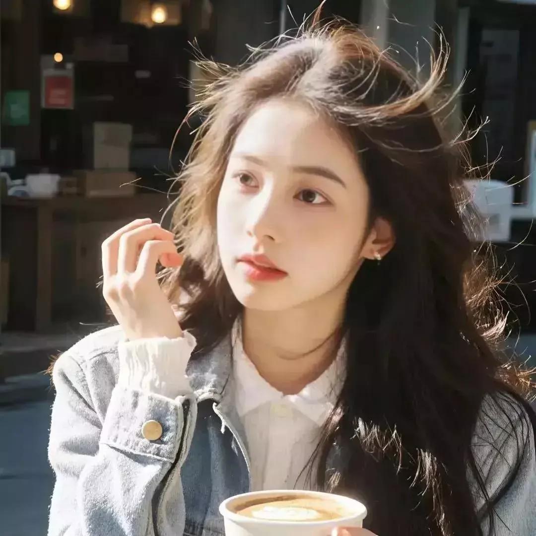 微风轻拂，手捧咖啡，享受宁静时光。咖啡休闲照 氛围感下午茶 甜系下午茶 秋日里的