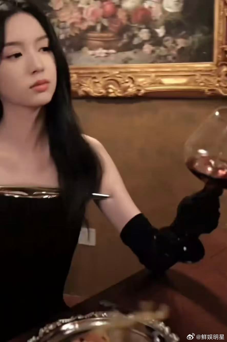 周也你的胳膊疼不疼周也胳膊被衣服戳到！周也胳膊被衣服戳到 ​​​