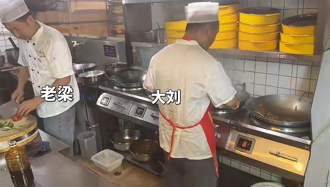 厨师忘关油锅致店铺烧毁，手写欠条愿赔钱被老板当场撕碎：意外谁也不想发生

“每个