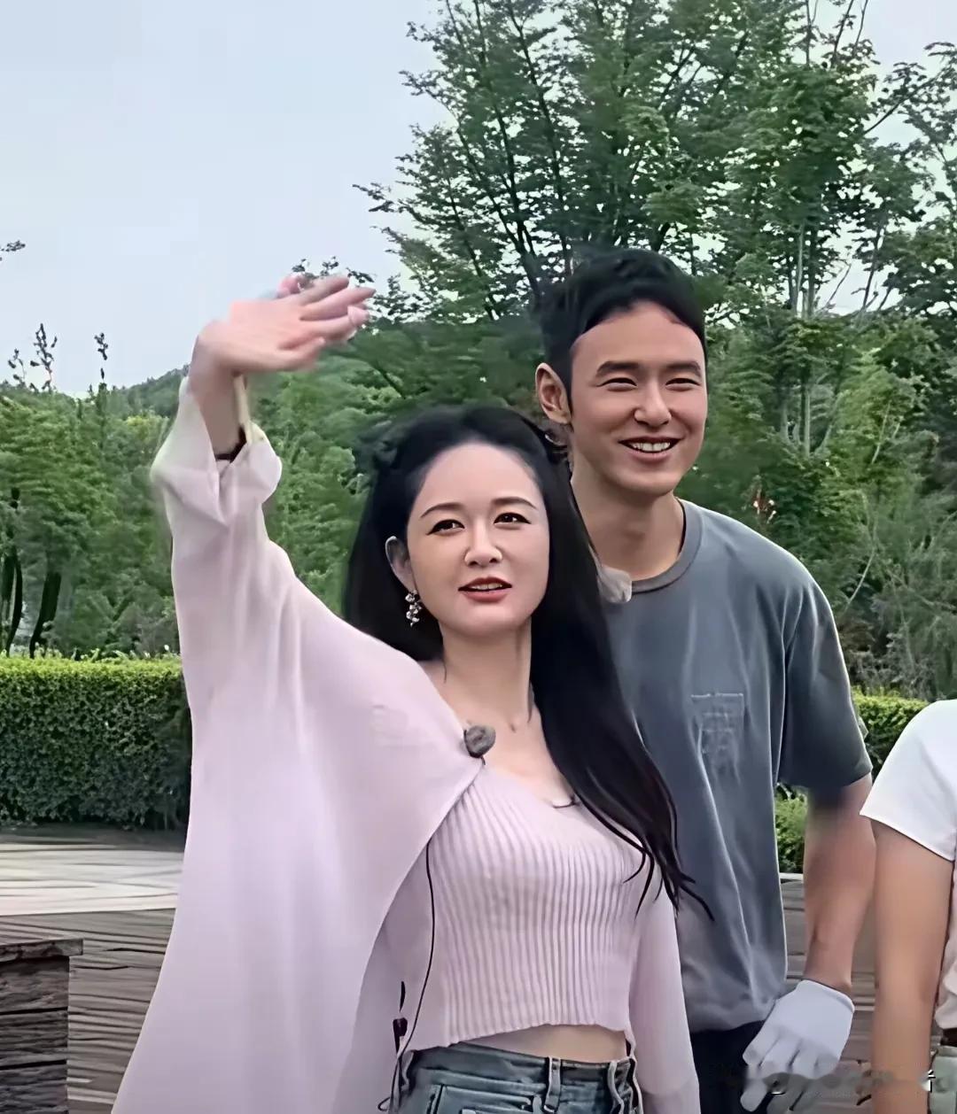 阮经天和陈乔恩看起来还是很般配。曾经得荧幕搭档，拍出了最浪漫的电视剧。
《命中注