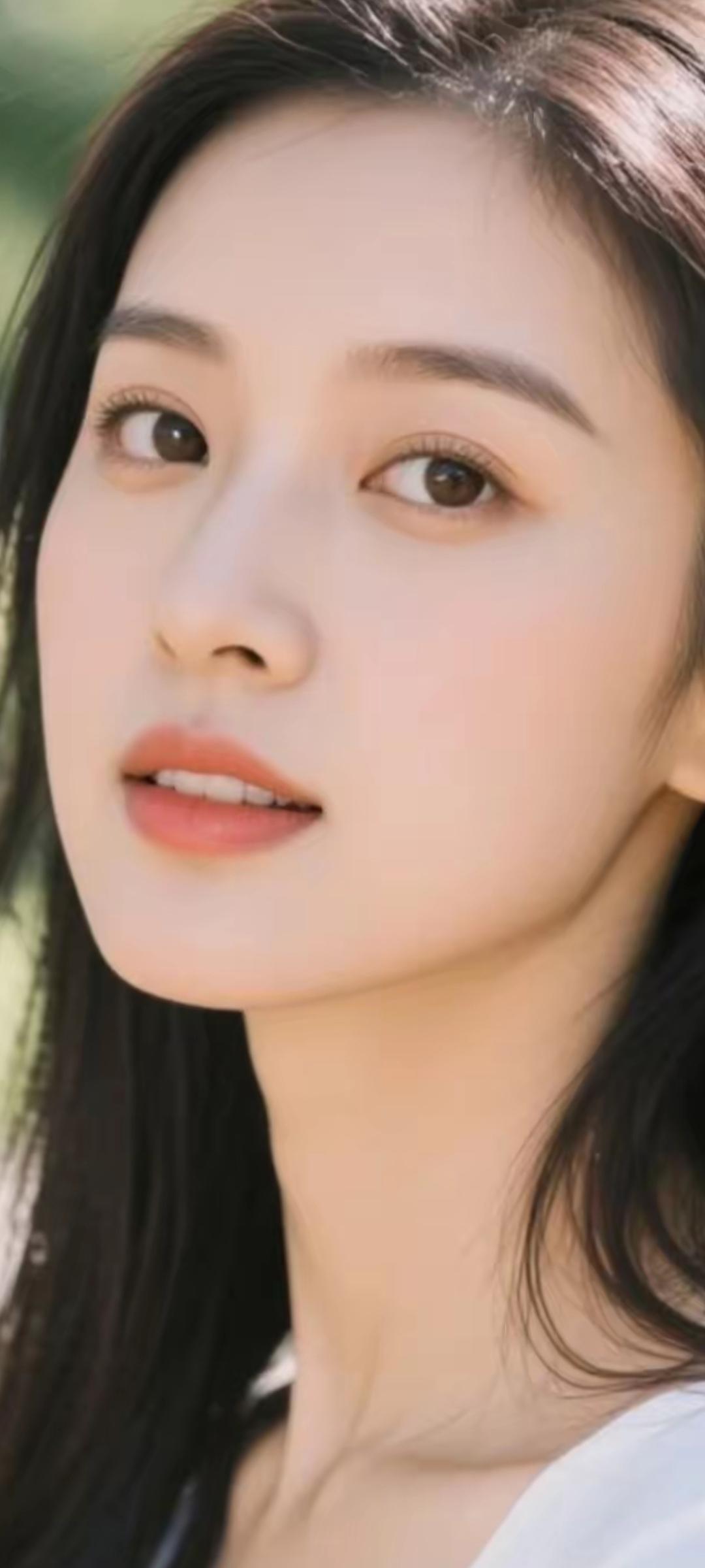 这姑娘长得真好看，眼睛好大。