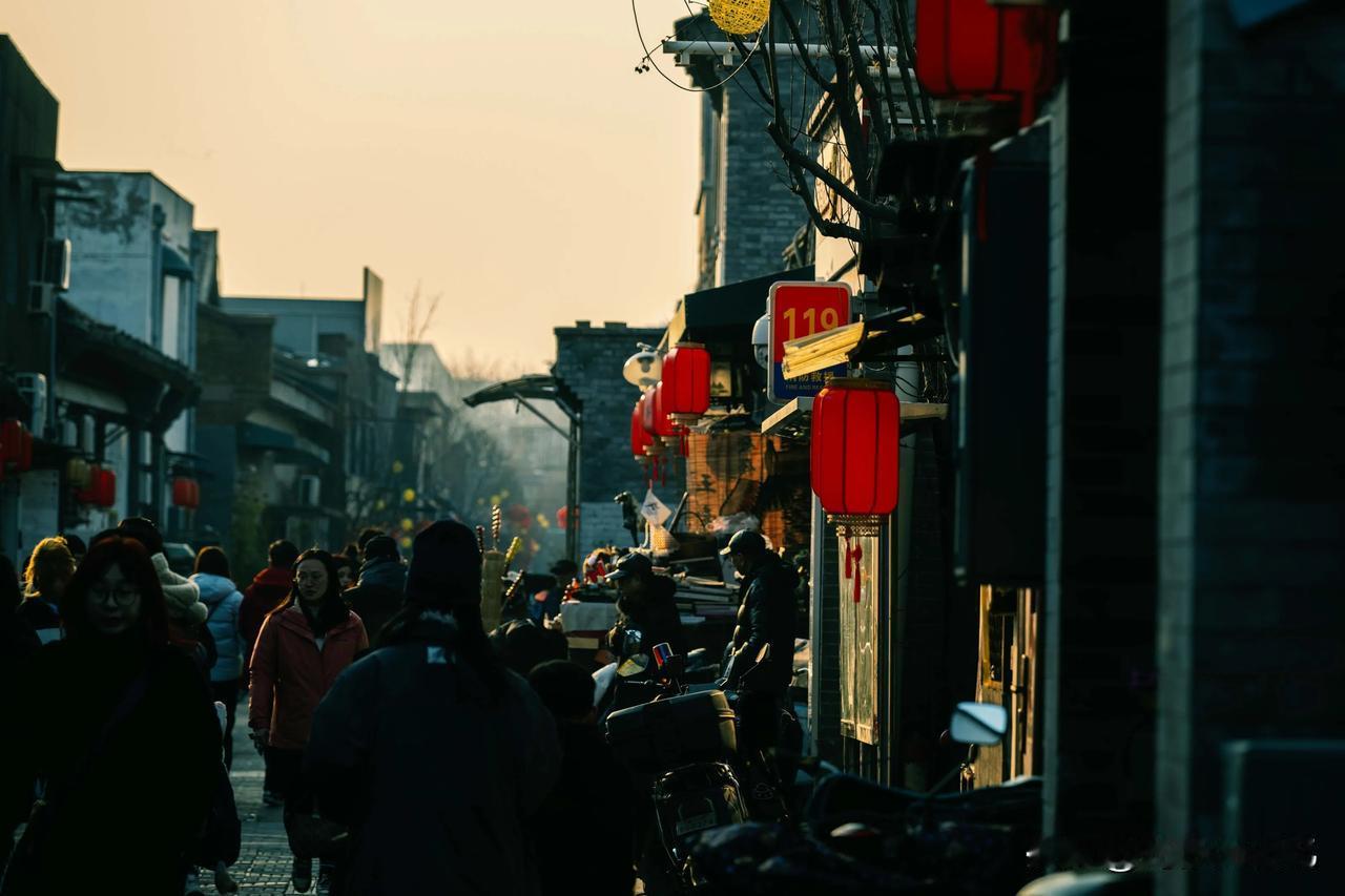 夕阳西下沿着杨梅竹斜街一路向西，记着还是三四年前的冬天来这里，那个时候观音寺街正