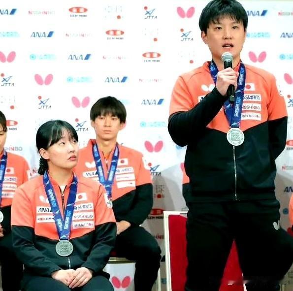 张本美和，这小眼神什么意思？
是对哥哥张本智和的仰慕？
还是对哥哥的关心与重视？