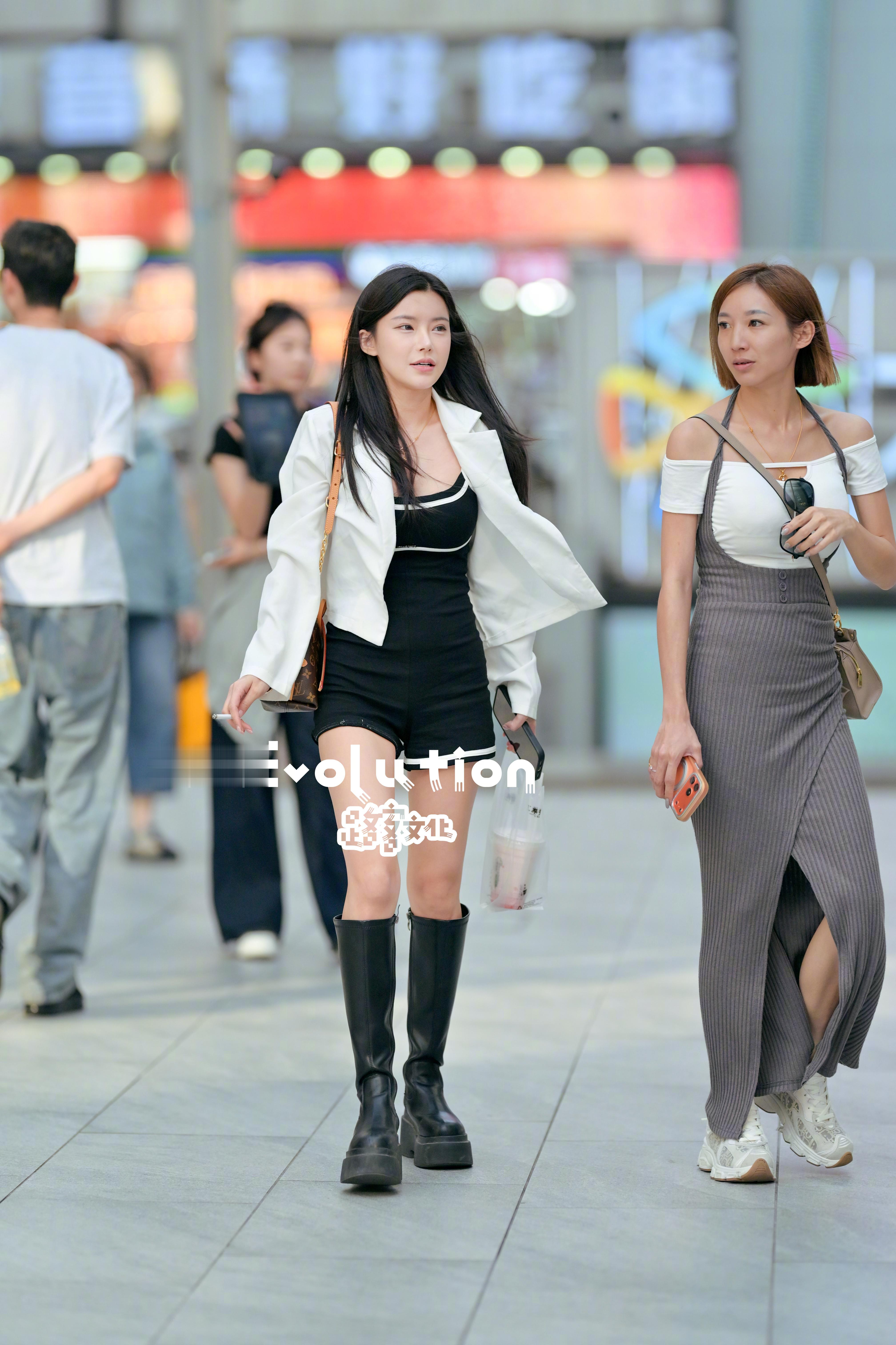 小姐姐还有一张 