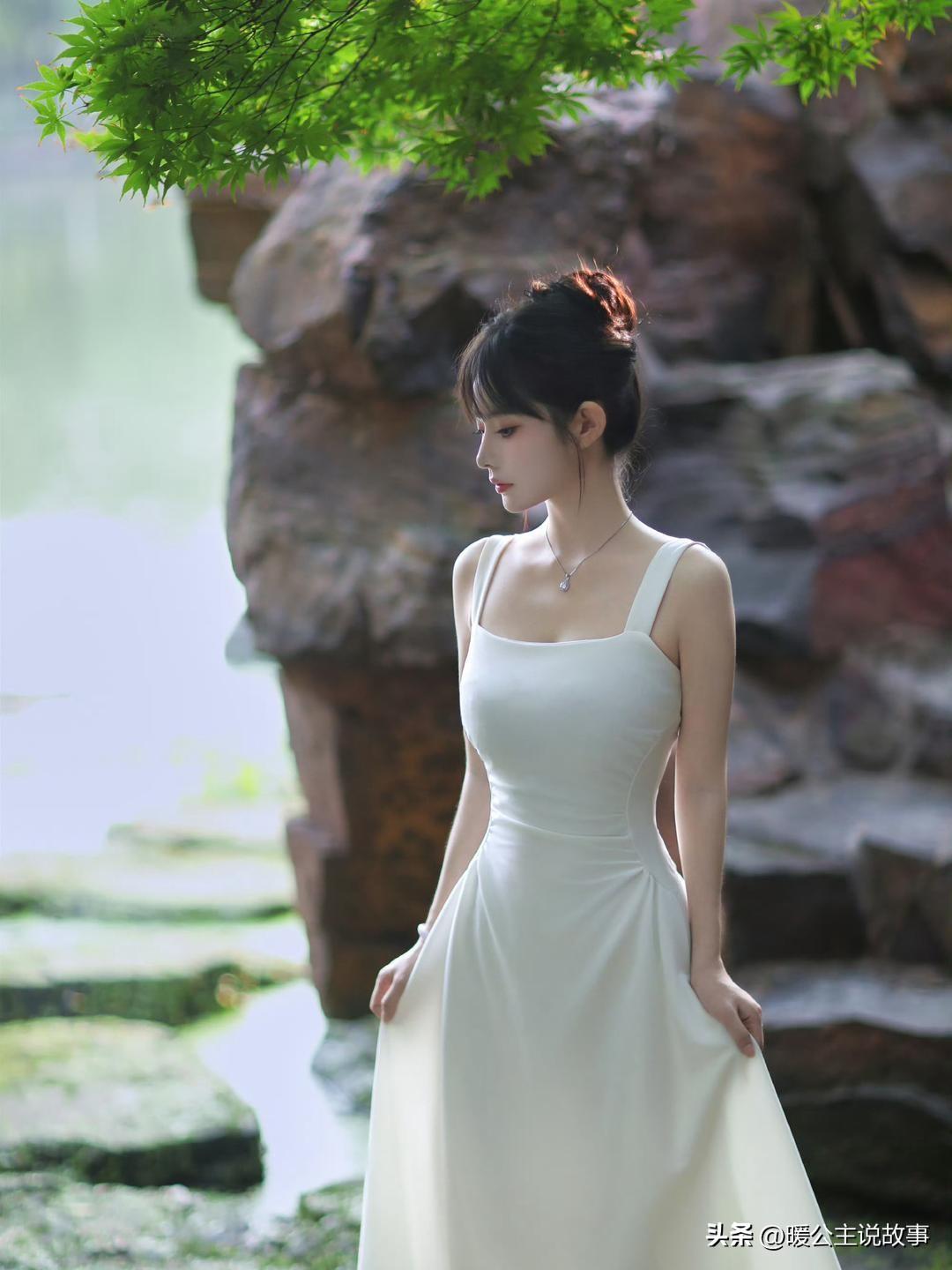 白裙配湖光，赤脚踩在草地上，干净又治愈。阳光白裙少女 白裙少女感