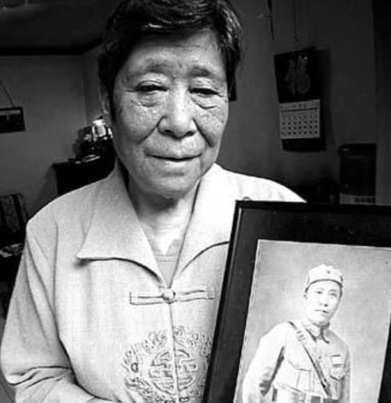 93年杨虎城妻子病逝，子女们向政府提出一请求，组织批示：同意
 
1993年，一