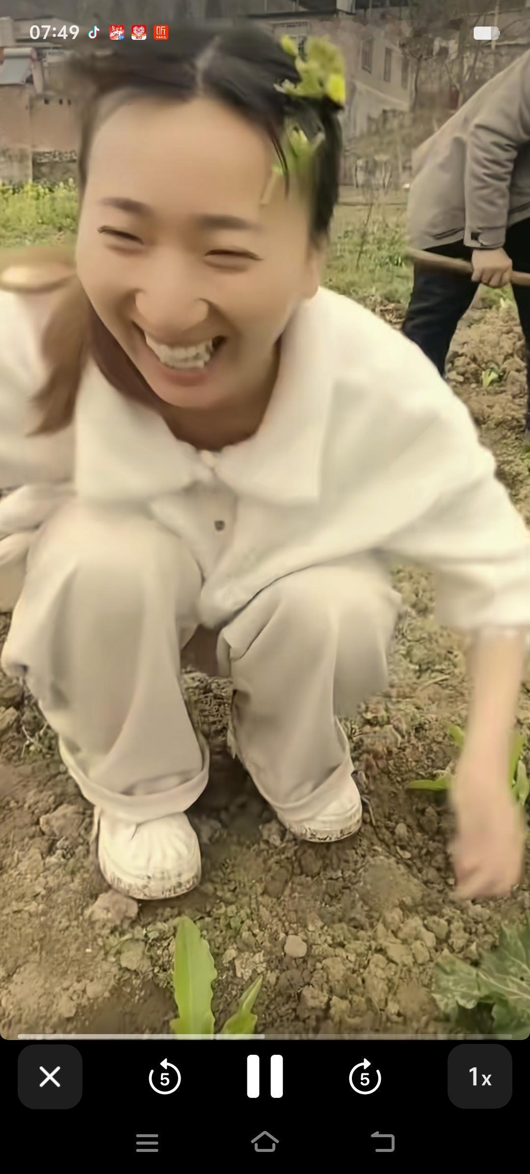 昨天，胡龙一家去种莴笋，他内心满是感慨。妹妹过不了多久就要回湖北上班了，他心中满