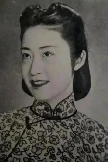1927年，22岁的唐怡莹和25岁的张学良，在北京饭店相遇，
两人相见恨晚，张学