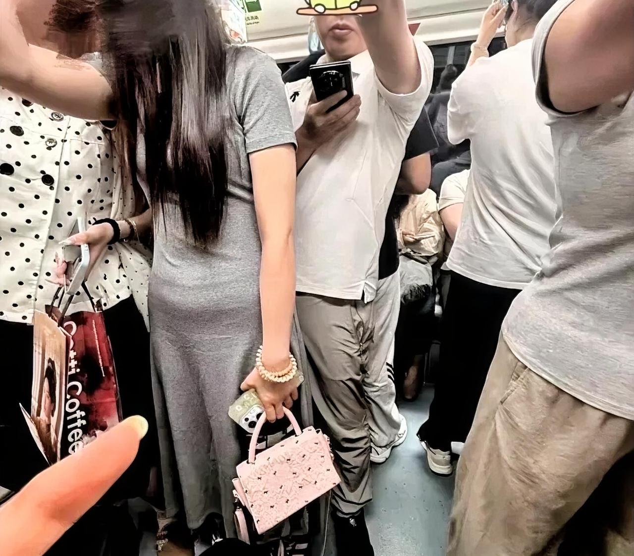早高峰地铁里，一男的紧贴着女乘客后背站了七八站。女子拍照发网，评论炸锅了。

有