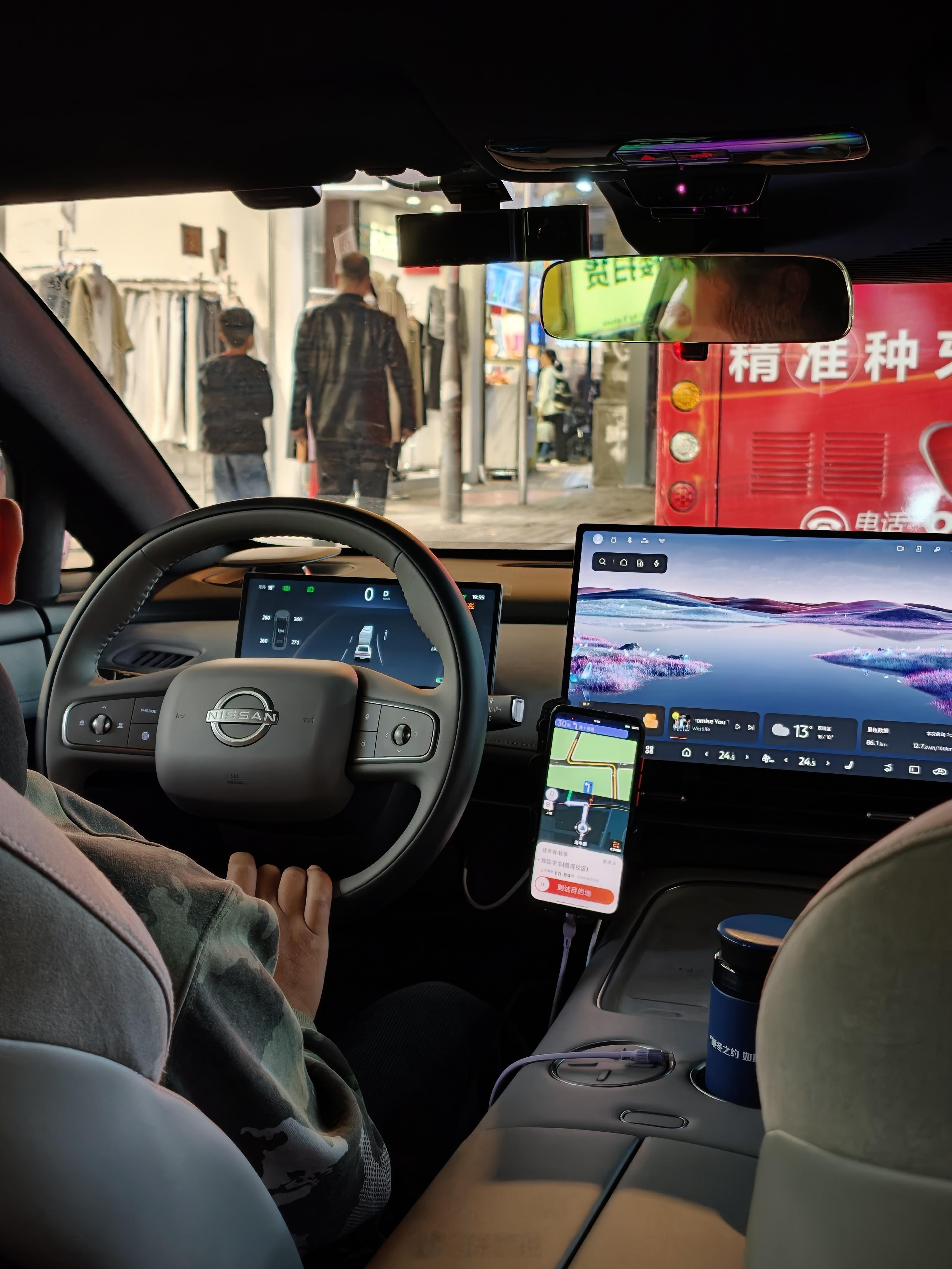 日产N7这车还是挺舒服的，后悬偏软但不会摇，该给的支撑性也有，沙发厂这坐垫也给足