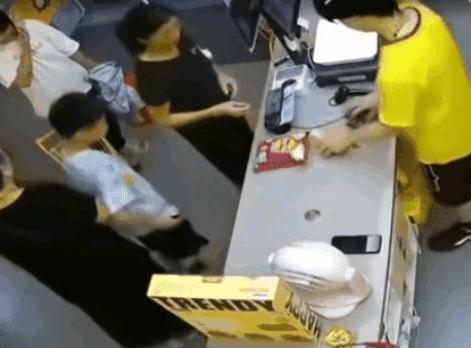 一位小朋友在超市买了些零食，在收银台等待付款时，顺手把钱放到了收银台上，弯腰捡地