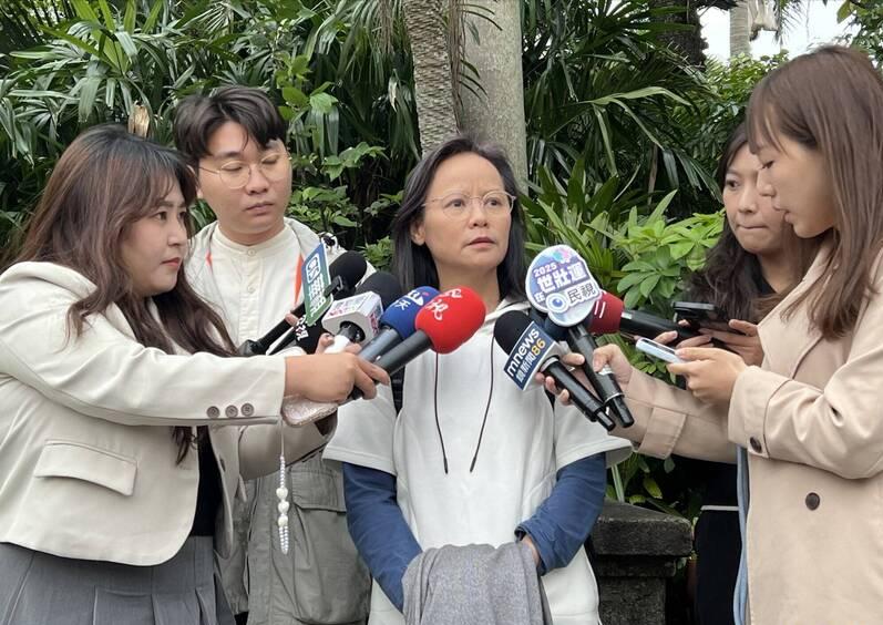 区桂芝称“台湾人自认是中国人就和平”，其广东老乡谢志伟气得跳脚
台“立法院”在蓝