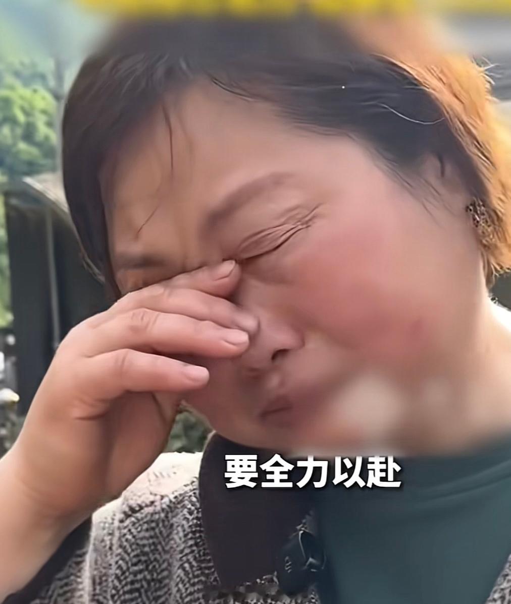 挑刺女村支书耳环寒了抗灾一线的心这耳环一看就是从来没摘过，估计是结婚的三金我二姨