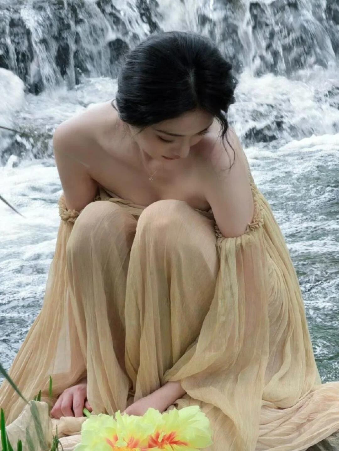 周洁琼也是挺性感的 