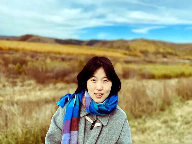 国家队歌手深夜直播PK，竟被骂“自贬身价”？41岁她红着眼眶，一夜掉粉两千，只为