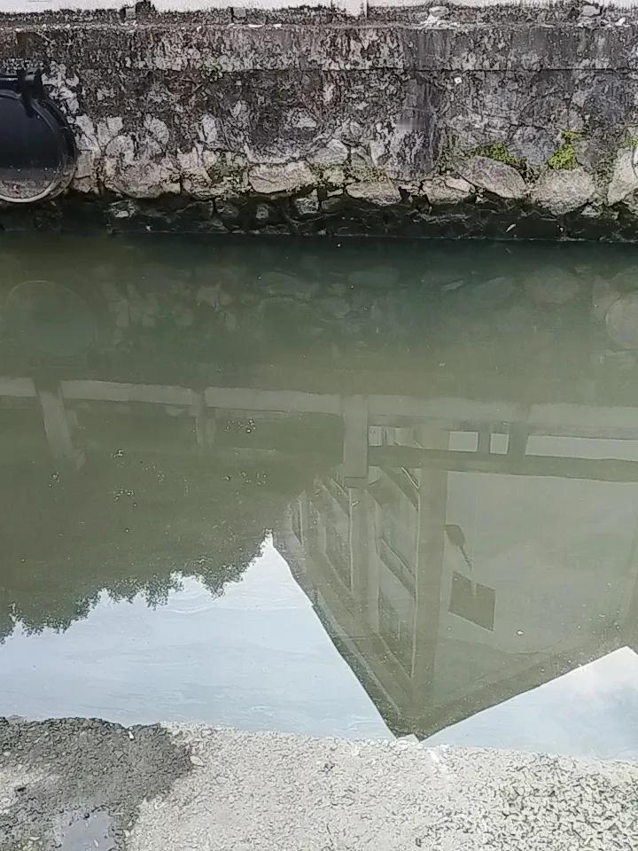 我今天不是休息吗？下楼倒垃圾时看到斜对面房门大开，没看到那个勤快的老乡，倒是有个