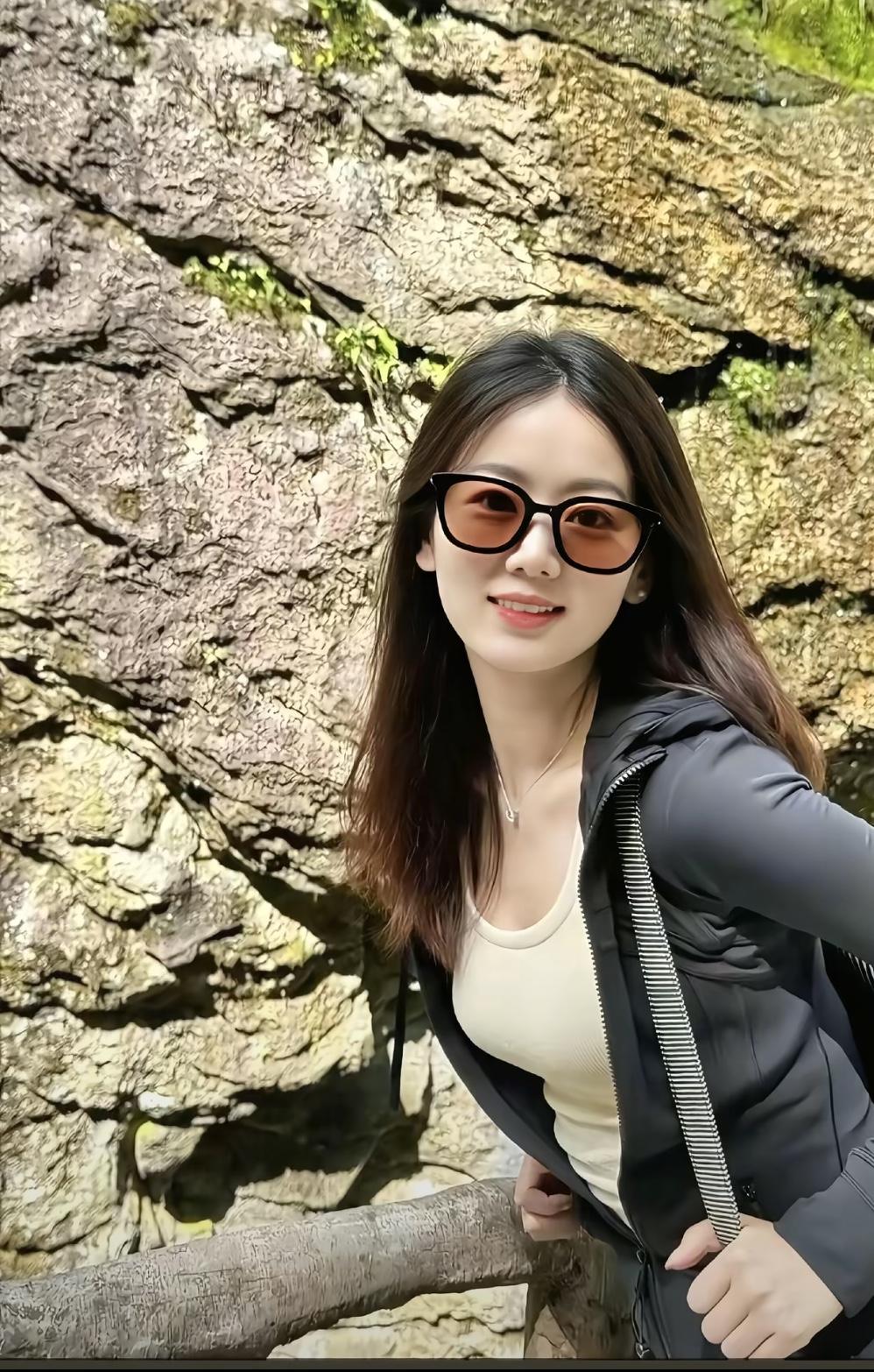 今年喜欢过一个很丰满的女孩子，她也喜欢我，我们聊的还算开心。
        只