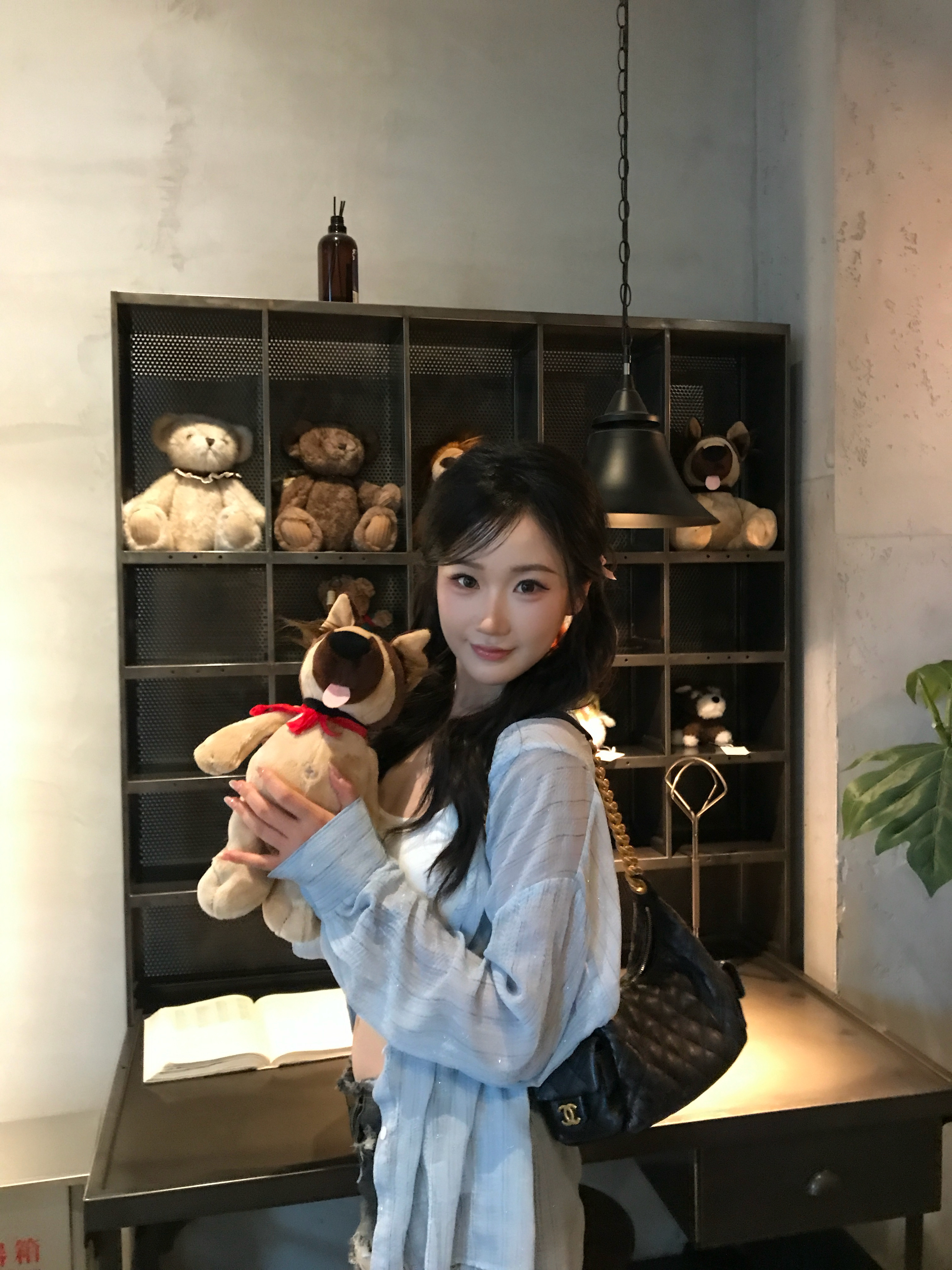 张晋宜  zjy张晋宜 zjy晋日宜开心 “聆听盛夏为冬日谱写的曲，你的光洒落在