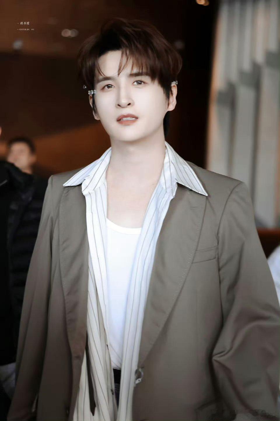 张远声生不息上班路透，休闲西装配牛仔裤，松弛感直接焊在身上！以飞行嘉宾身份解锁两