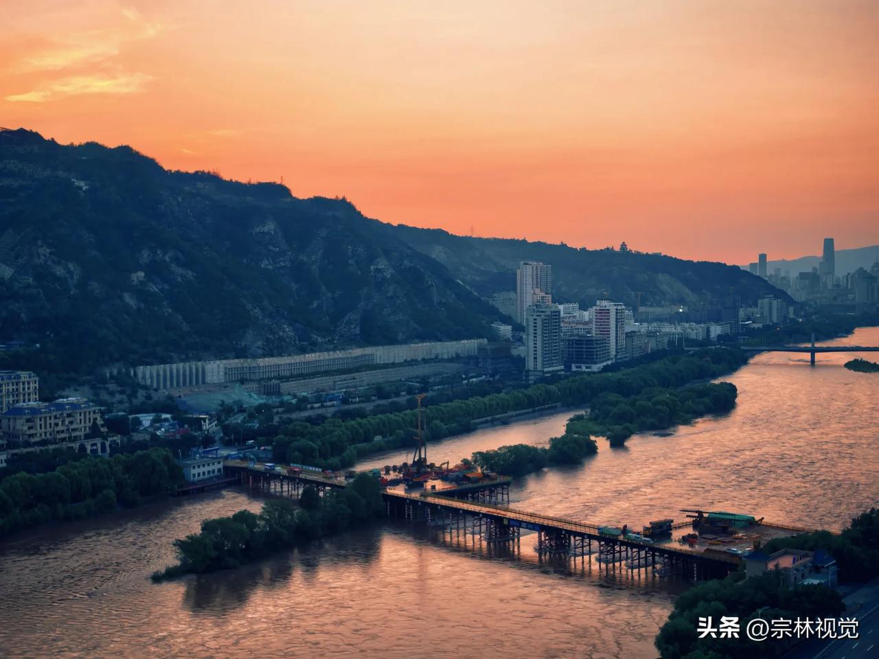 早安 世间万千色彩，独爱这一抹红色。它热烈奔放，又满怀温馨，这是清晨早霞赠予金城