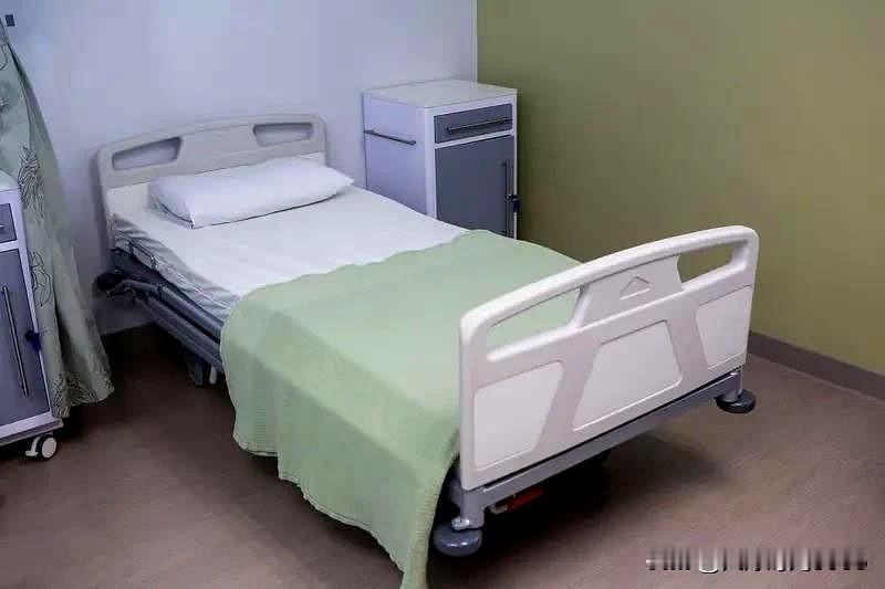 一次有病住院，听病友说，医院的每个床都死过人。
就是说我们住的床盖的被褥都曾经是