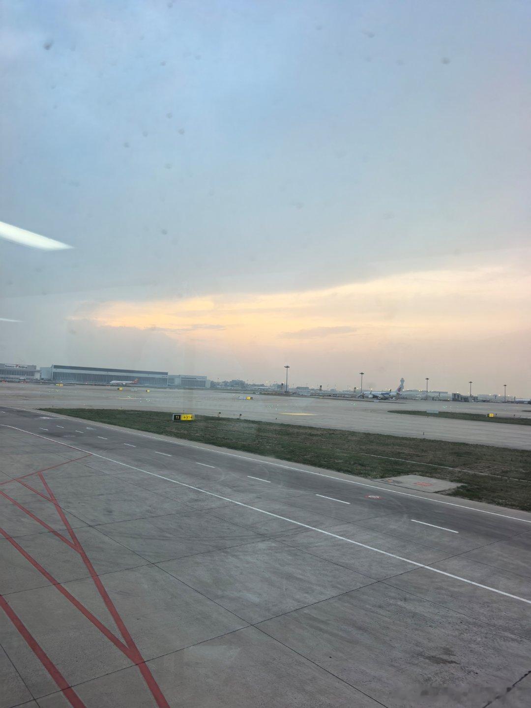 忙碌的旅程终于结束了，准备返程。回来的路上才反应过来，车展媒体老师们都是去谈商单