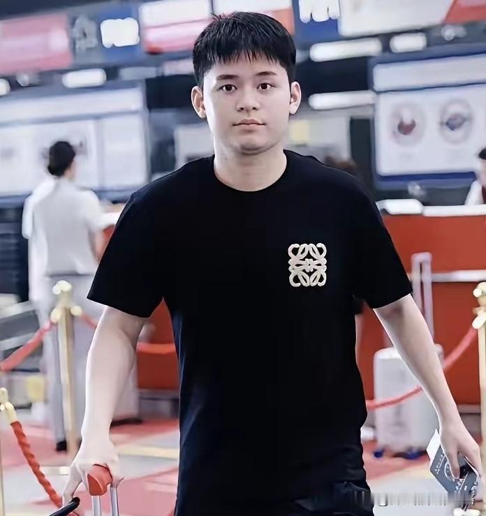 瑞典大满贯男单签表发布，林诗栋第一轮就是内战。
林诗栋出发时踌躇满志，无奈签有点