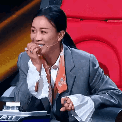 哈哈，那英的戏真多，不演戏可惜了。[允悲] ​​​