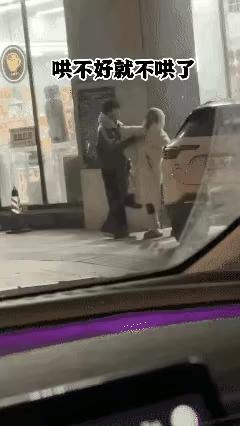 刚在街上撞见一对小情侣闹别扭。那女生作起来没完没了，男生耐着性子左哄右哄，好话说