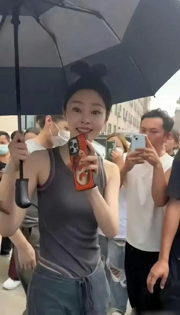 这种裤子上个厕所都是麻烦事吧 