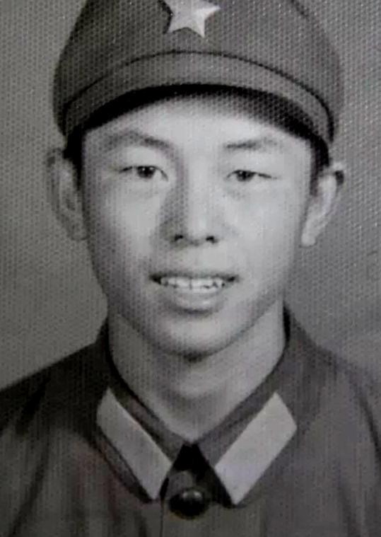 1987年，马占福在边境自卫反击战中英勇捐躯。硝烟散尽后，团部领导登门慰问，白发