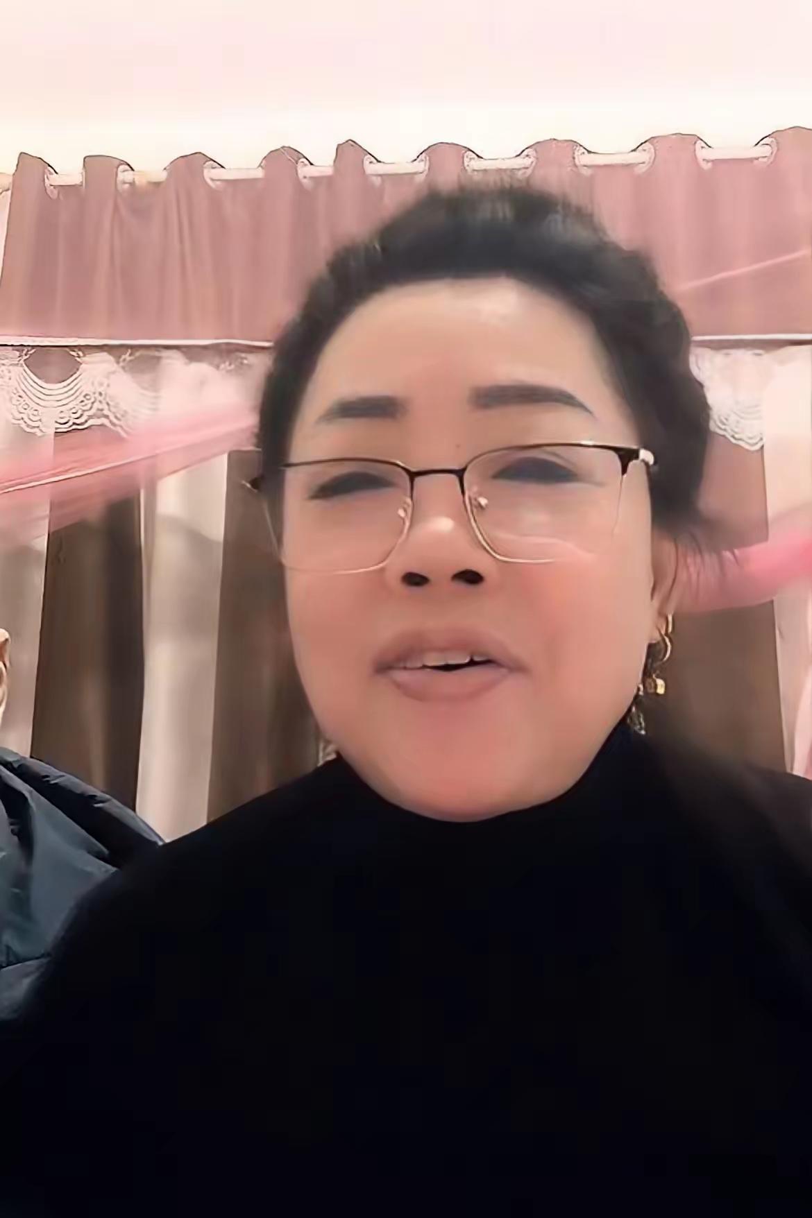 张云鹏继母直播，礼物飘屏不断，继母跟着云鹏爸爸七年了，50多岁的人，互相温暖，互