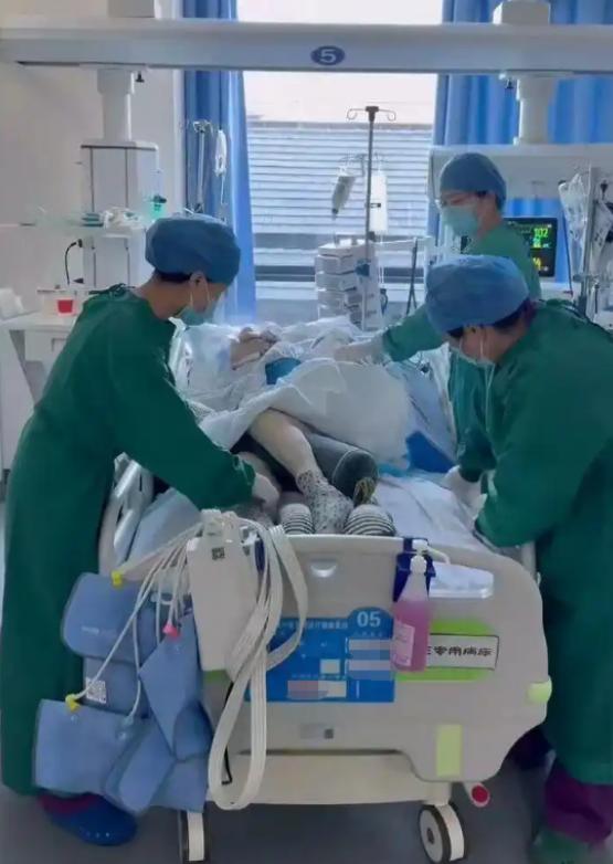 悲剧还是发生了！9月6日，浙江宁波，一老太在家自制生腌蟹，晚上拿出来一家三口都吃