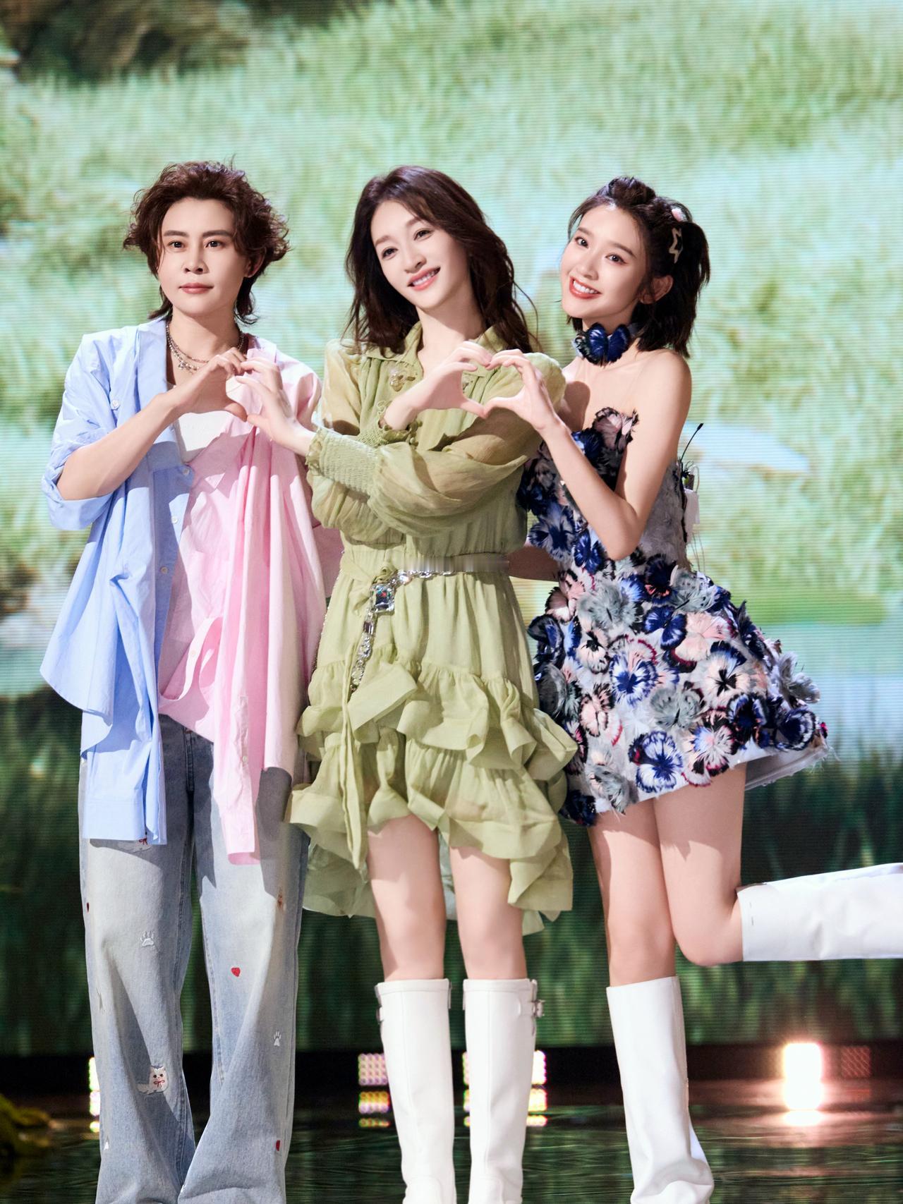 发现没？
在李小冉王濛这，
感受到了听孟子义唱歌的快乐。

从来没想过，看浪姐舞