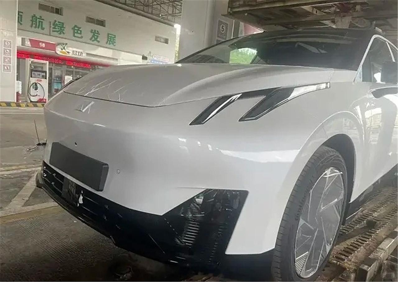 领克Z20上托运的半挂车，快要上市了？你会为这个外观买单吗#葱爆新车#这台车走领