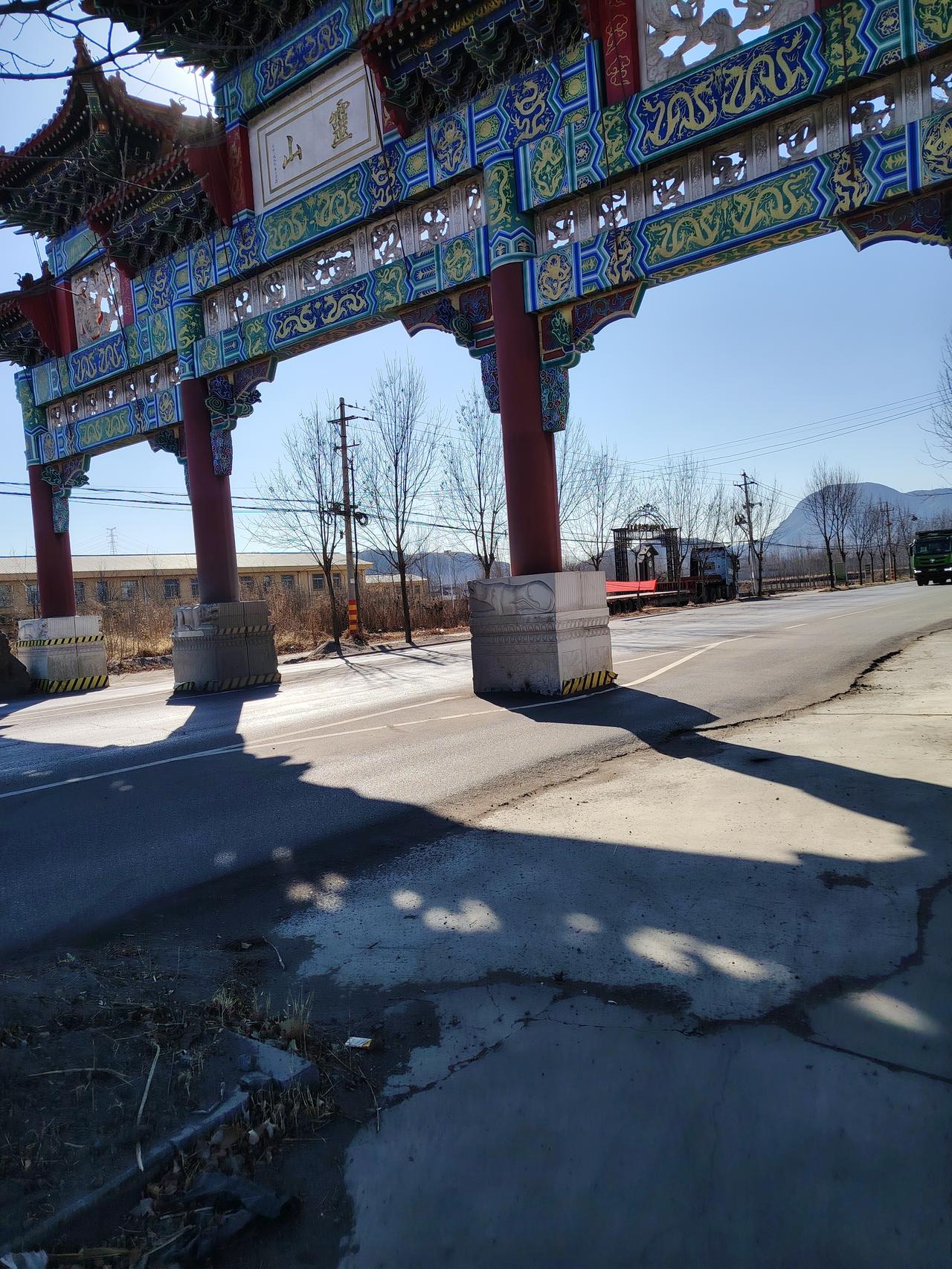今年冬天的不同 青山隐古寺，钟声入云霄。