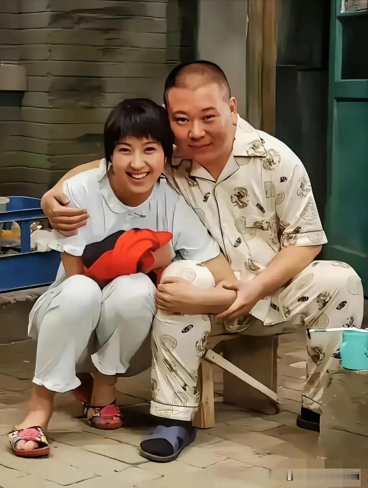 不知道为什么很多人不怎么喜欢闫学晶，其实她年轻的时候还挺好看的，丹凤眼，是个笑容