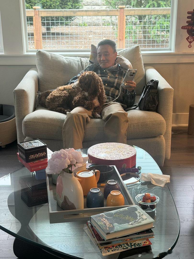 长在爷爷腿上的死狗！现在是白天狗也见不到，回家也不迎我们，谁遛它谁是它亲人！ 